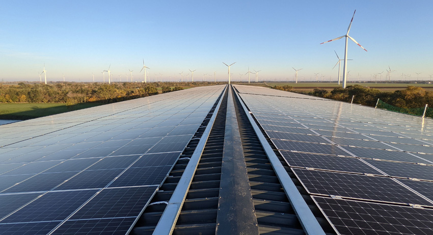 Photovoltaikanalge der oekostrom AG am Dach der Firma Manz