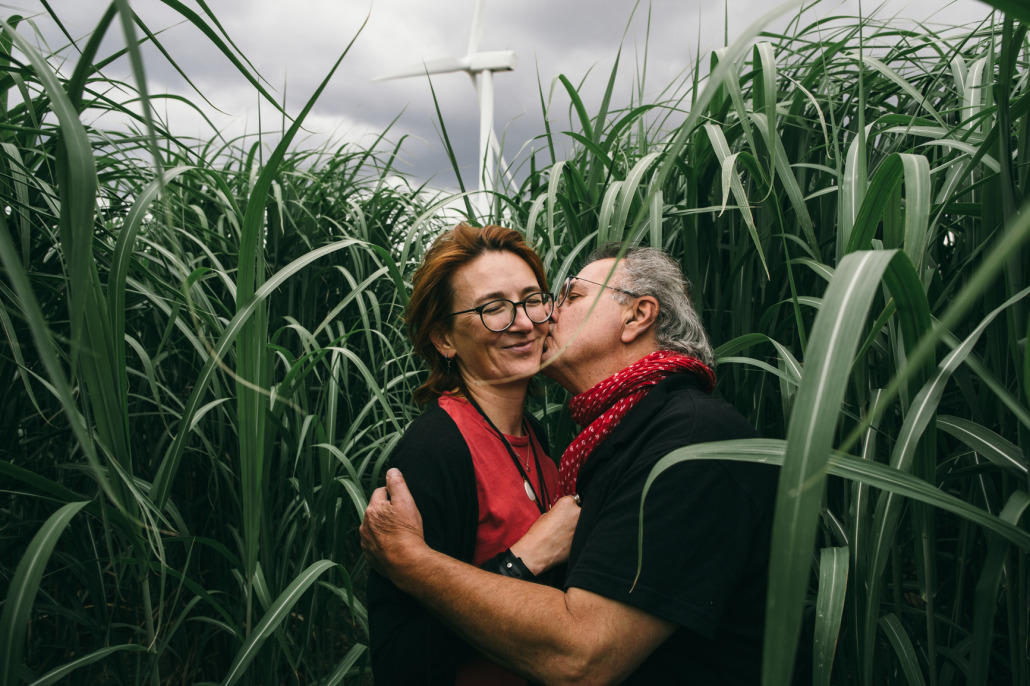Frau und Mann küssen sich im Maisfeld