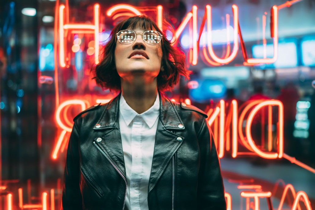 Frau mit Brille vor LED Schriftzug