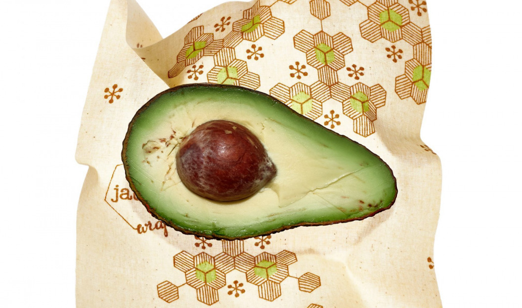 Bio-Wachstuch von Jausnwrap wickelt Avocado ein