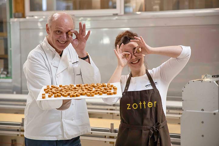 Gründer von Zotter mit seiner Tochter in der Zotter Schokoladenfabrik