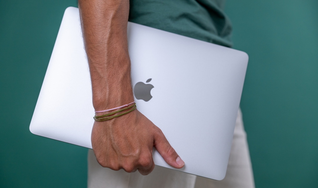 Mann mit Apple Notebook in der Hand