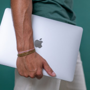 Mann mit Apple Notebook in der Hand