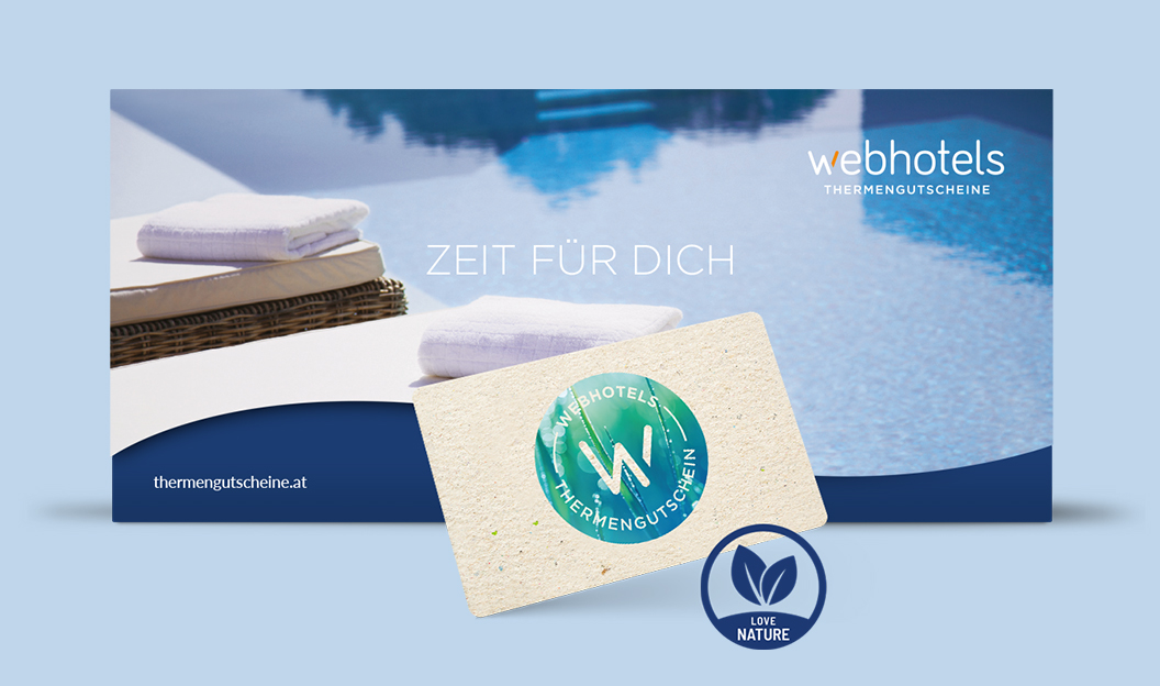 Eine Webhotels Thermengutscheine-Geschenkkarte mit dem Webhotels-Logo wird zusammen mit Handtüchern am Pool ausgelegt und ist mit ZEIT FÜR DICH
