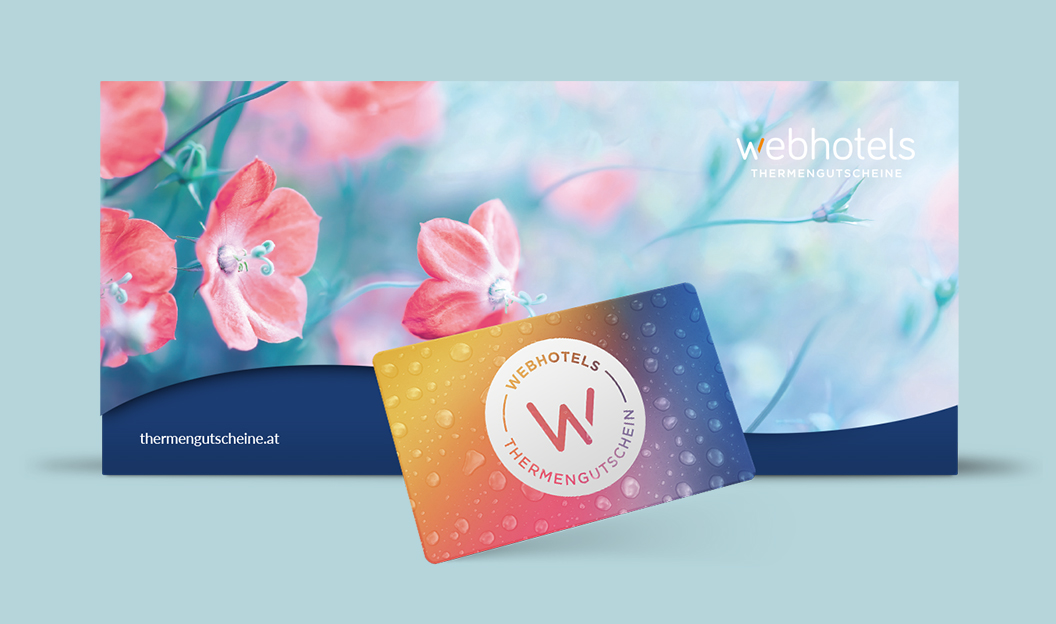 Eine Webhotels-Thermengutschein-Karte wird vor einem blumengeschmückten Geschenkumschlag mit Pastellfarben und dem Webhotels-Logo präsentiert.