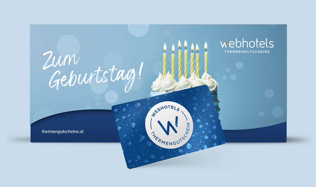 Eine Webhotels Thermengutscheine Geschenkkarte wird vor einer Geburtstagskarte mit Kerzen und dem Text 