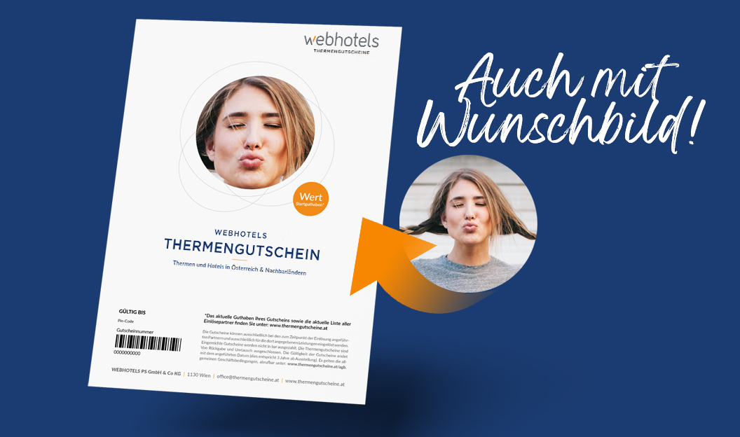 Ein Wellness-Gutschein von Webhotels Thermengutscheine ist mit einem kreisförmigen Foto einer Frau abgebildet, die sich einen Kuss zuwirft; der Text lautet 