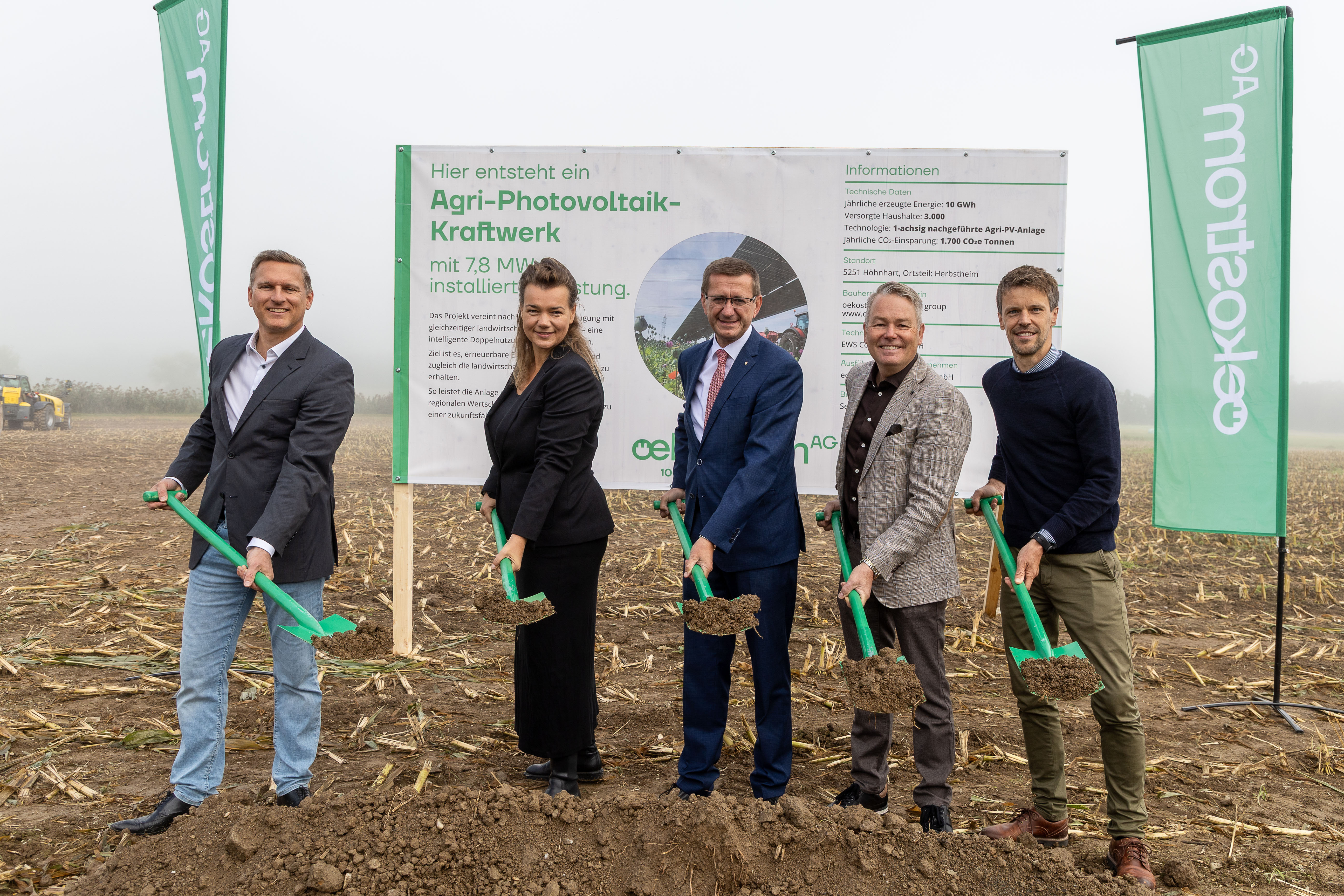 Jan Häupler, Vorstandsmitglied oekostrom AG; Elisabeth Reinthaler, Teamleiterin Projektentwicklung PV-Kraftwerke bei der oekostrom AG; Wirtschafts- und Energie-Landesrat Markus Achleitner; Erich Priewasser, Bürgermeister Gemeinde Höhnhart; Christoph Grosssteiner, Geschäftsführer der oekostrom Produktions GmbH