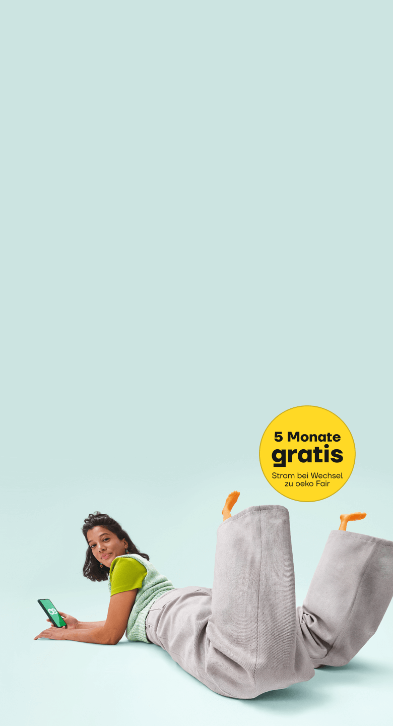 Eine Frau liegt auf dem Bauch und hält ein Smartphone in der Hand. Neben ihr ist ein gelber Kreis mit der Aufschrift 